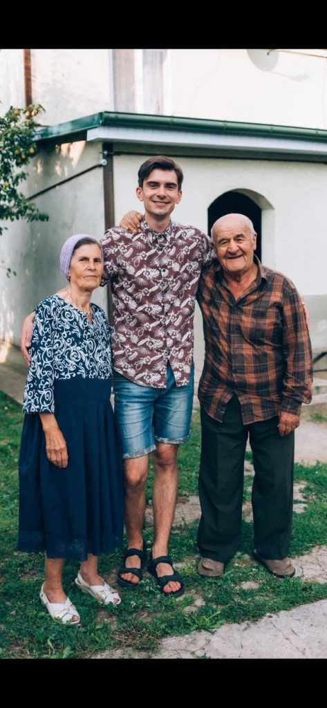 Дід Толя з онуком і дружиною / © facebook.com/vnuk.dida