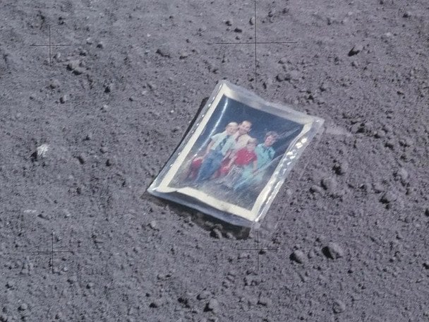 Сімейне фото астронавта Чарльза Дюка, яке він залишив на місяці ще у 1972 році / © соцмережі