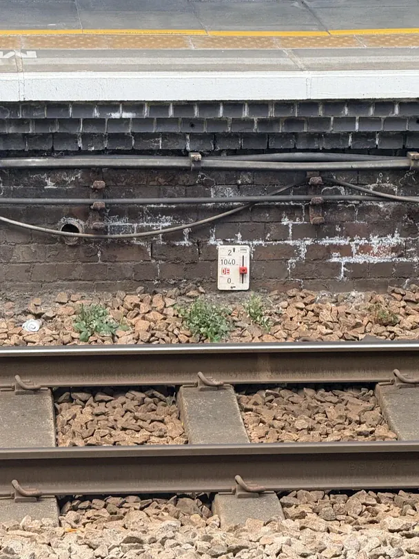 Датум-пластина на колії метро / © reddit.com