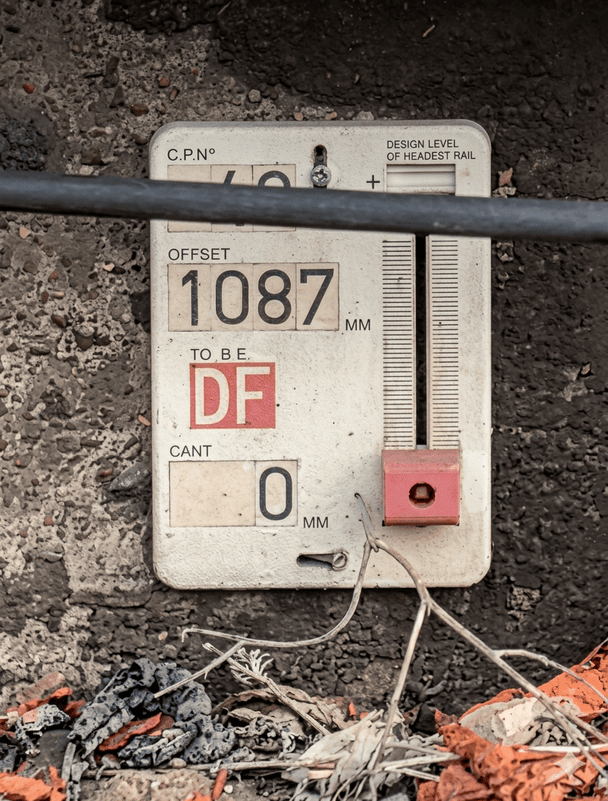 Датум-пластина на колії метро / © скриншот з відео