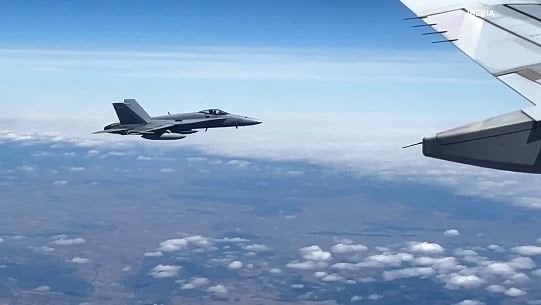 Папа також привітав пілотів винищувачів ВПС Іспанії, які супроводжували літак Фото скрін відео Reuters.