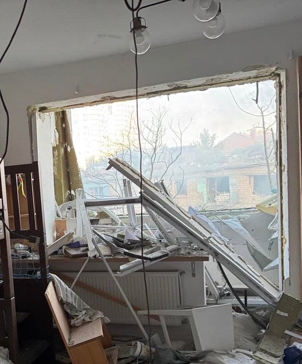 Саме такий вигляд мала квартира Олени Тополі після обстрілу / © facebook.com/taras.topolya