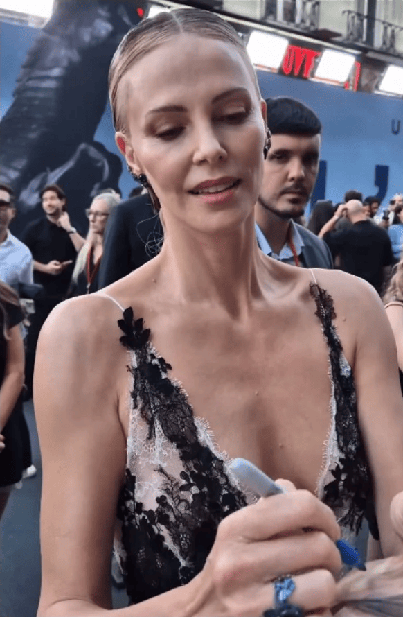Скриншот з Шарліз Терон / © https://www.instagram.com/charlizeafrica/