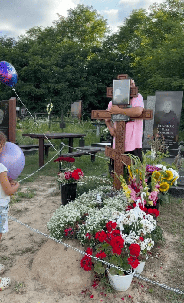 Артур Гаспарян «Джиґіт» та могила Михайла Клименка з гурту ADAM